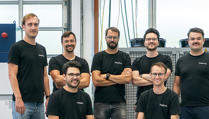 Fotografie der sieben Gründer des Start-ups DeepDrive.