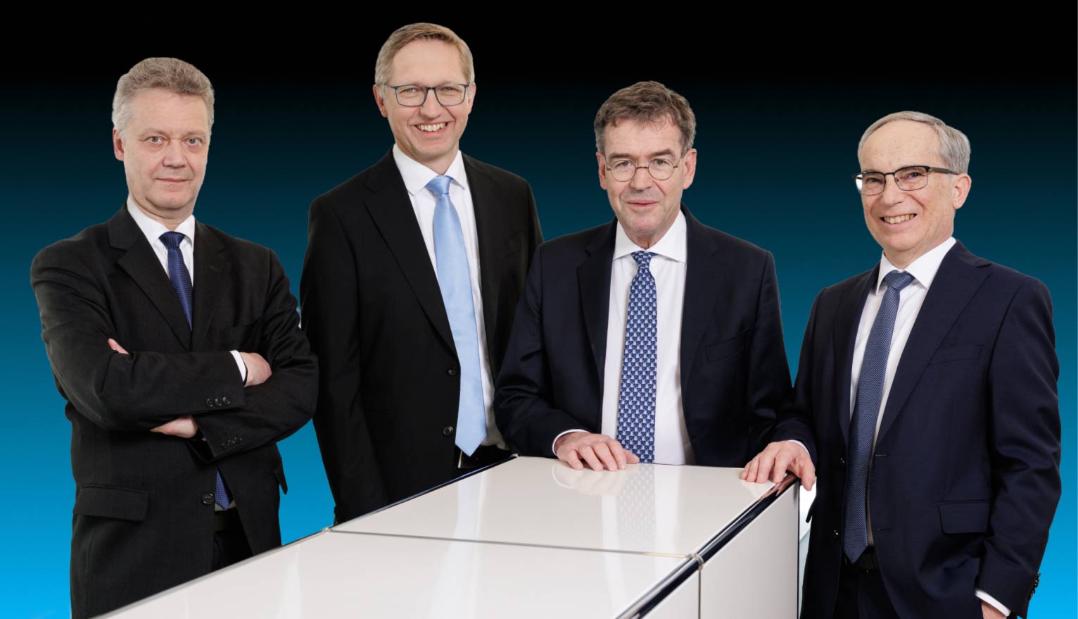 Fotografie des Vorstands der LfA Förderbank Bayern. Von links nach rechts stehen Dr. Thomas Langer, Stefan Höck, Dr. Bernhard Schwab und Hans Peter Göttler nebeneinander.